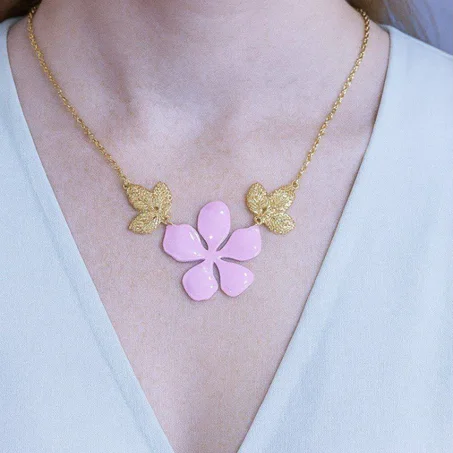 Collier fleur émaillée rose acier