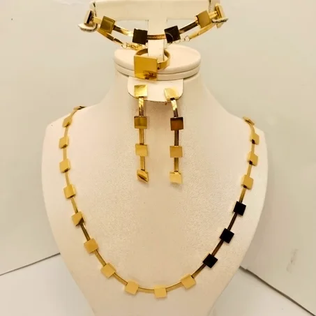 parure acier inoxydable motif carré