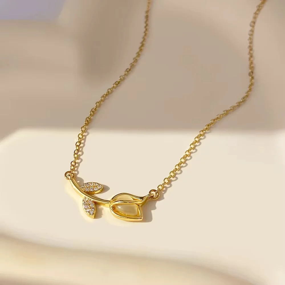 Collier doré élégant en forme de tulipe en acier inoxydable. Collier raffiné avec pendentif. Léger, féminin et idéal pour un look chic au quotidien ou lors d’occasions spéciales