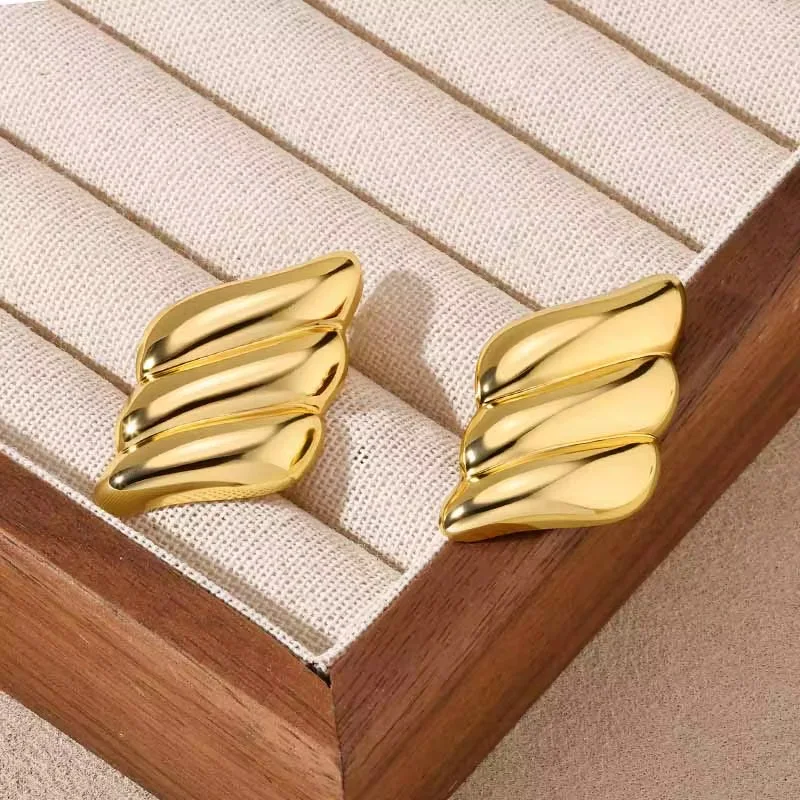 Boucles d’oreilles dorées en acier inoxydable au design moderne et élégant. Légères, résistantes et idéales pour un look chic au quotidien.