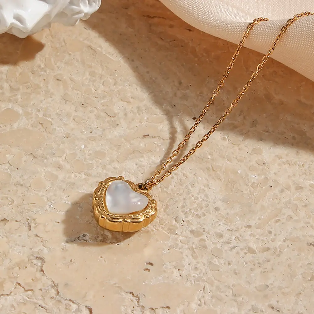 Collier délicat en forme de cœur en acier inoxydable pour femme