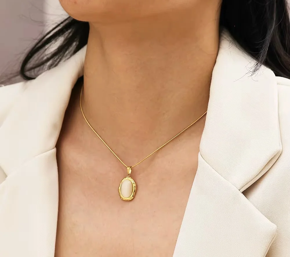 Collier doré avec pendentif ovale en pierre blanche en acier inoxydable