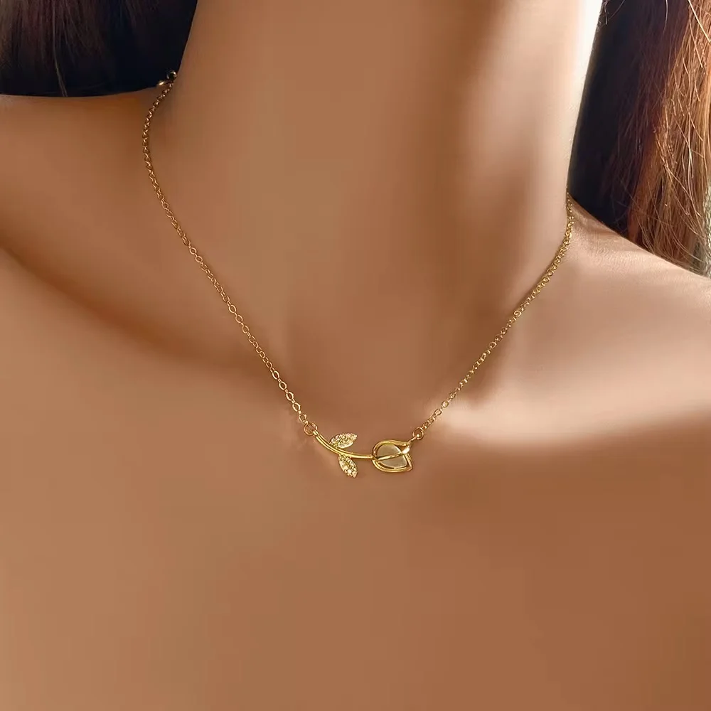 Collier doré élégant en forme de tulipe en acier inoxydable. Collier raffiné avec pendentif. Léger, féminin et idéal pour un look chic au quotidien ou lors d’occasions spéciales