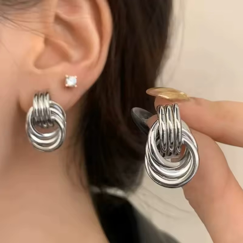 Boucles d'oreilles tendance en acier inoxydable doré à trois couches texturées et brillantes pour femmes