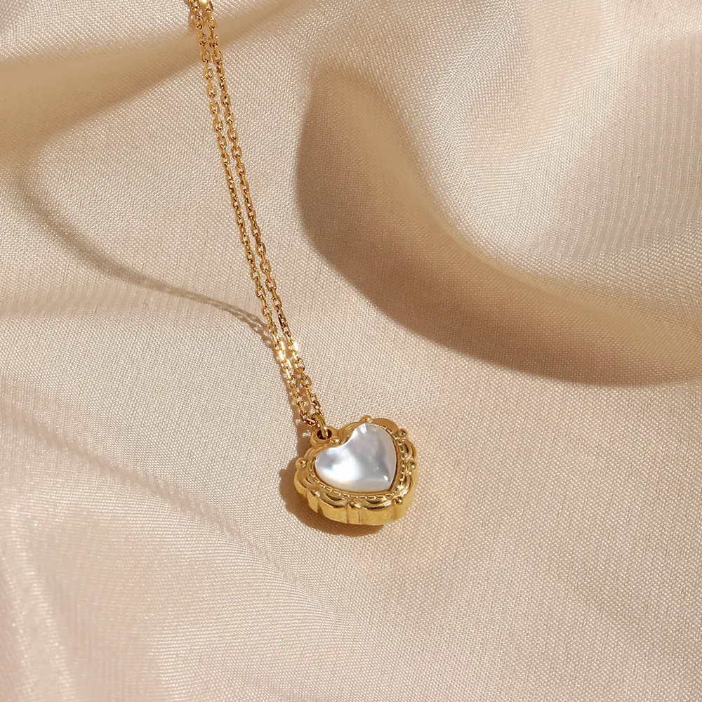 Collier délicat en forme de cœur en acier inoxydable pour femme