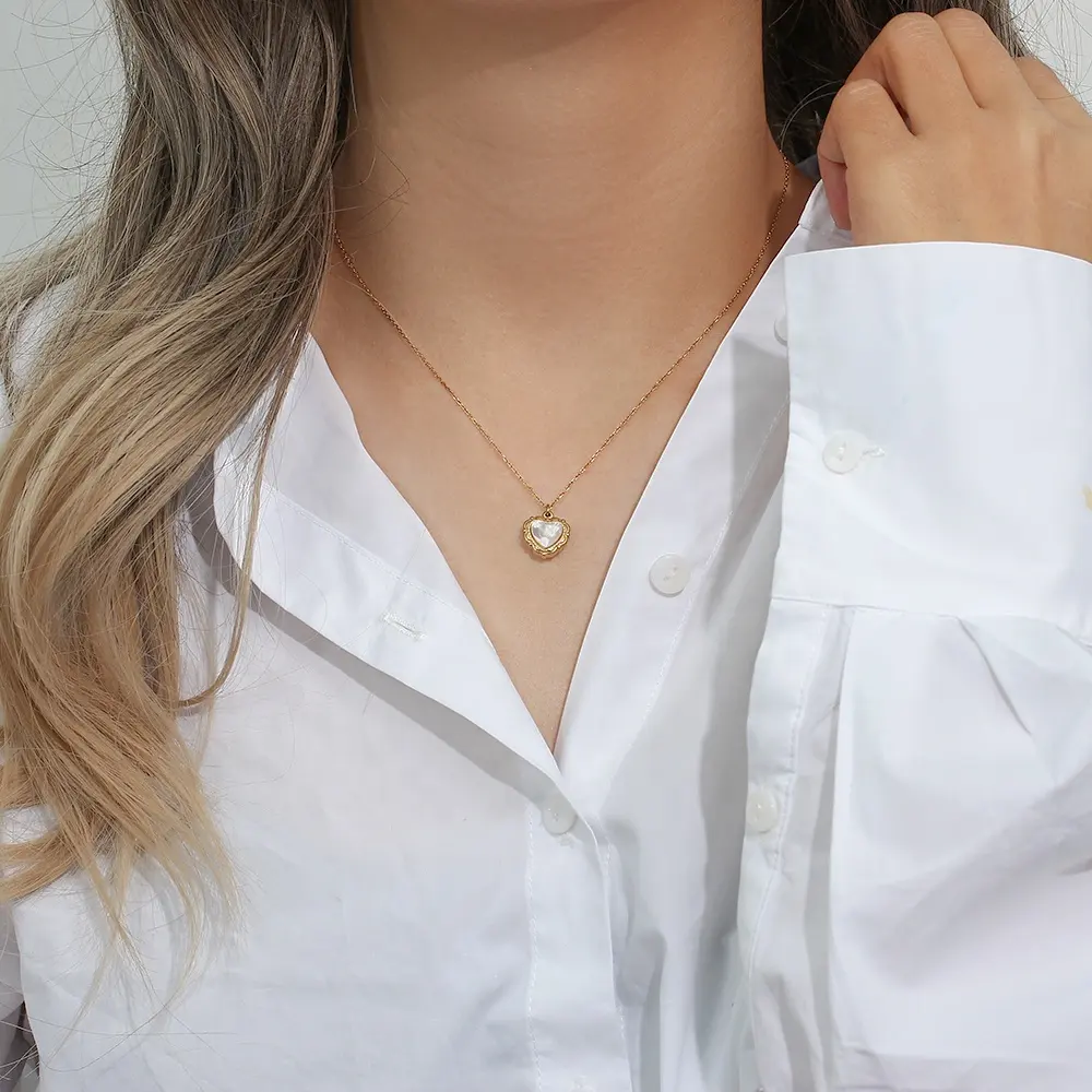 Collier délicat en forme de cœur en acier inoxydable pour femme
