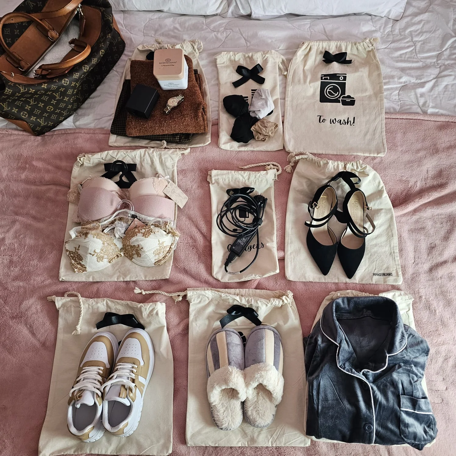 Aesthetic suitcase organizers