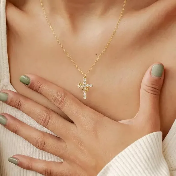 Collier croix couronne 👑