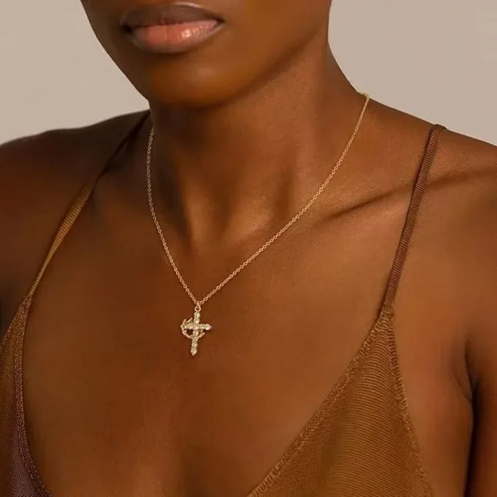 Collier croix couronne 👑