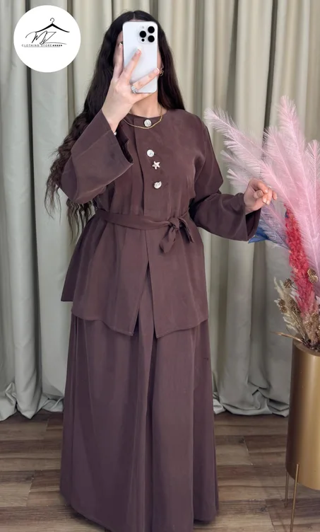طقم "إيليغانس" قطعتين (جاكيت بحزام وتنورة طويلة)