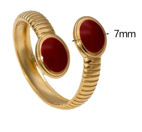 خاتم مفتوح مطلي بالذهب بحجريْن أحمرين – أناقة منحوتة