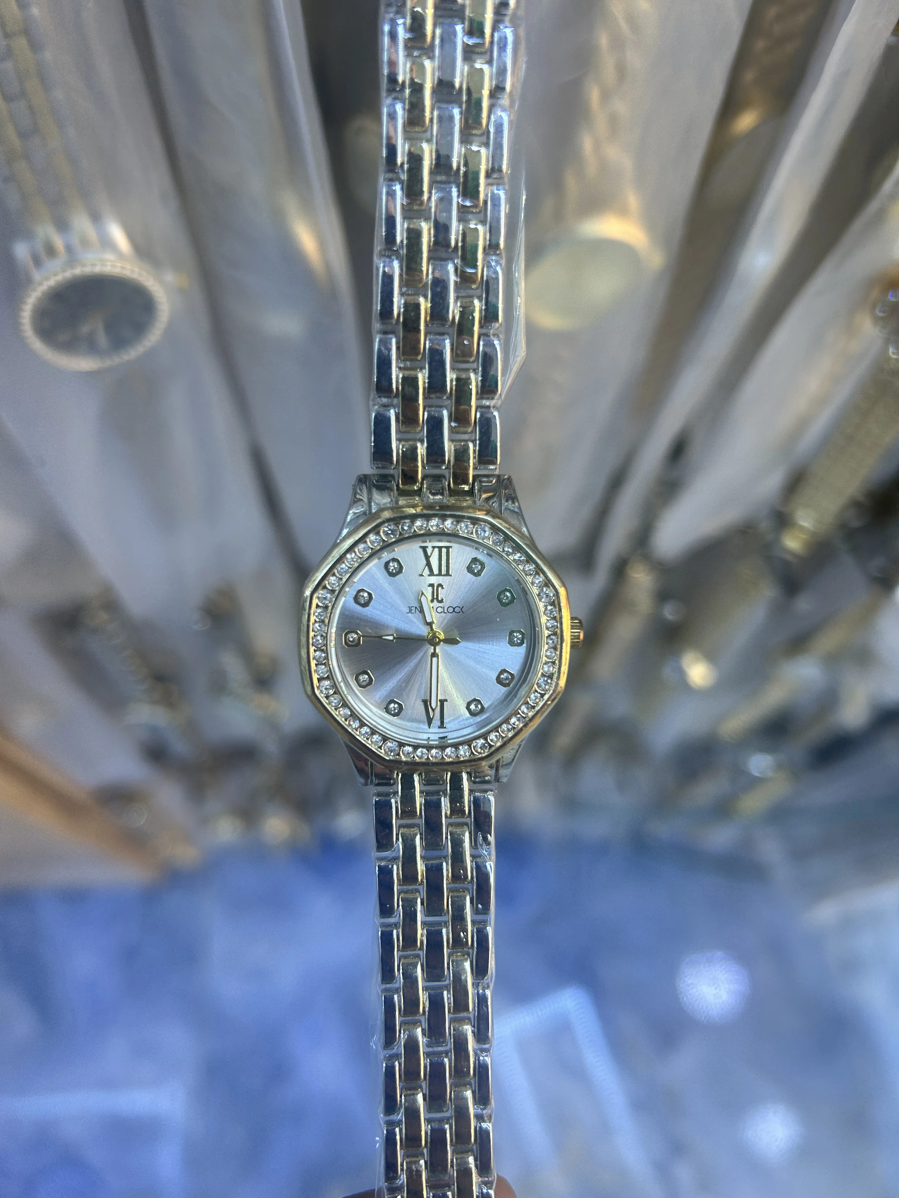 Montre Femme Chic – Cadran Soleil avec Chiffres Romains et Index en Cristaux