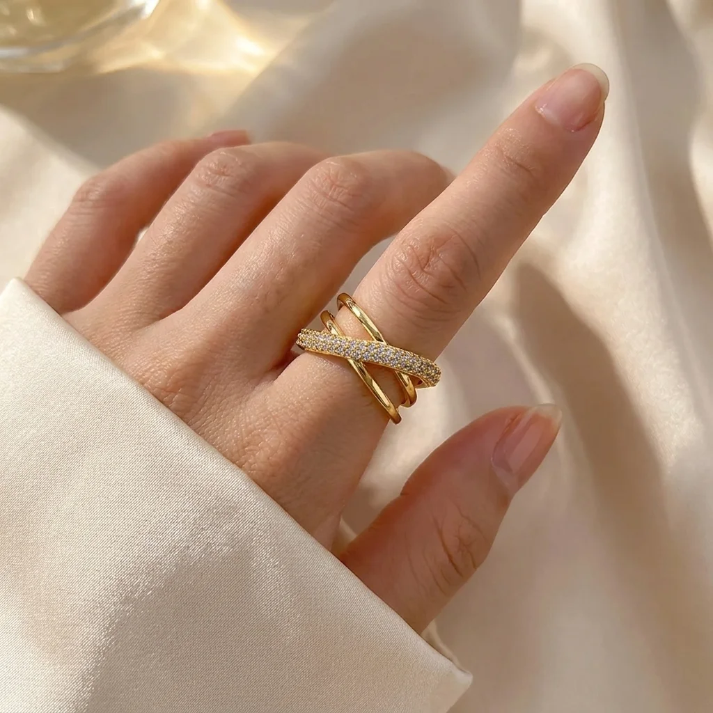 Bague Ajustable Multi-Rangs Dorée – Anneaux Croisés et Pavage Strass pour Femme