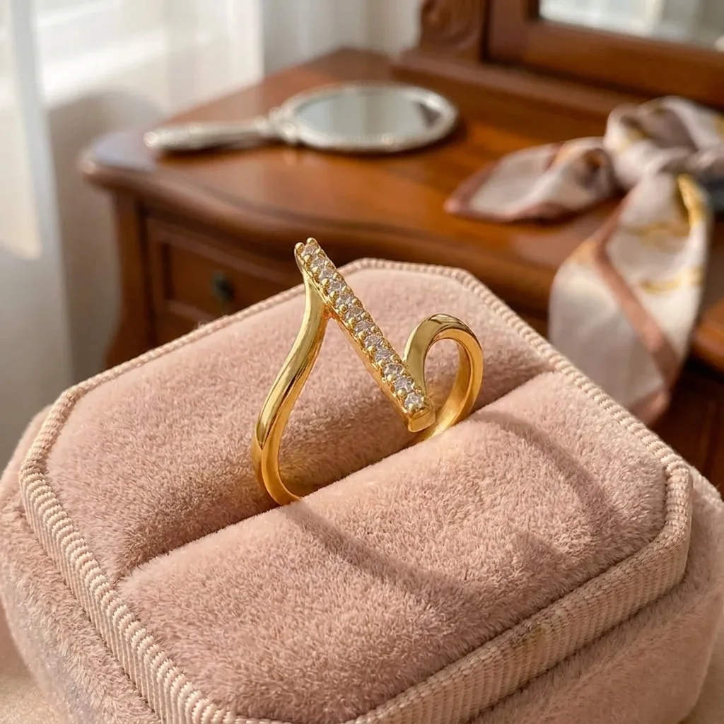 Bague Ajustable Géométrique Dorée – Design Asymétrique en Z avec Barre de Strass