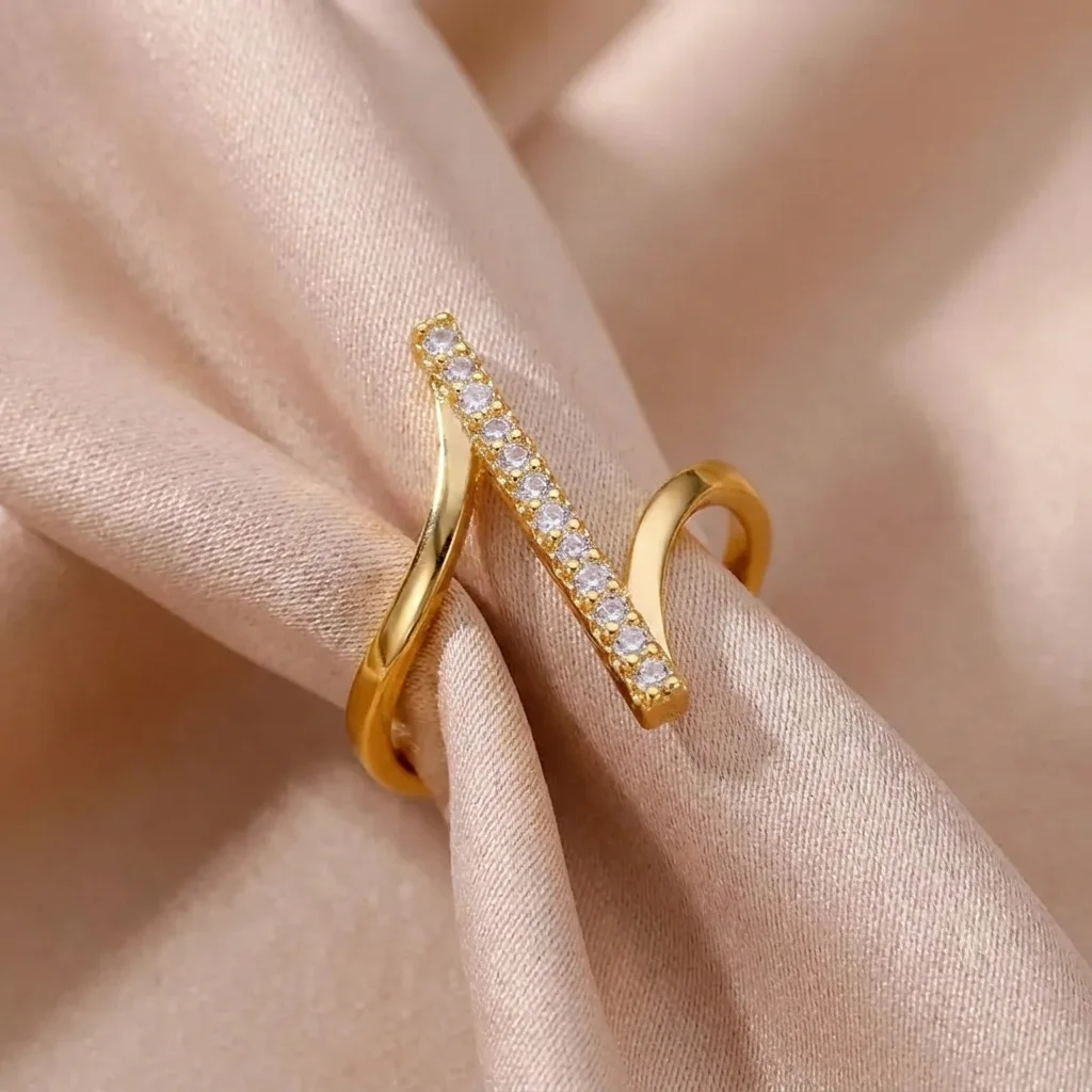 Bague Ajustable Géométrique Dorée – Design Asymétrique en Z avec Barre de Strass
