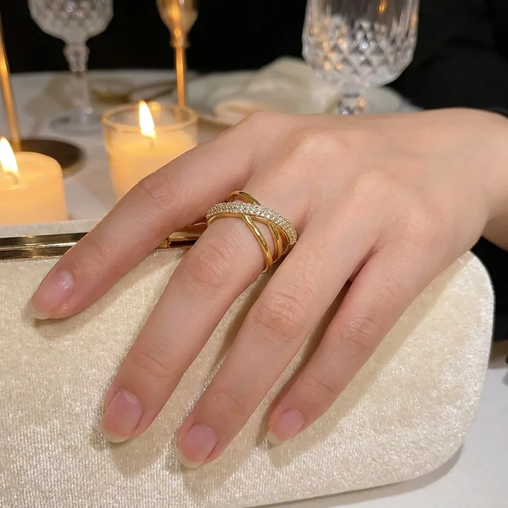 Bague Ajustable Multi-Rangs Dorée – Anneaux Croisés et Pavage Strass pour Femme
