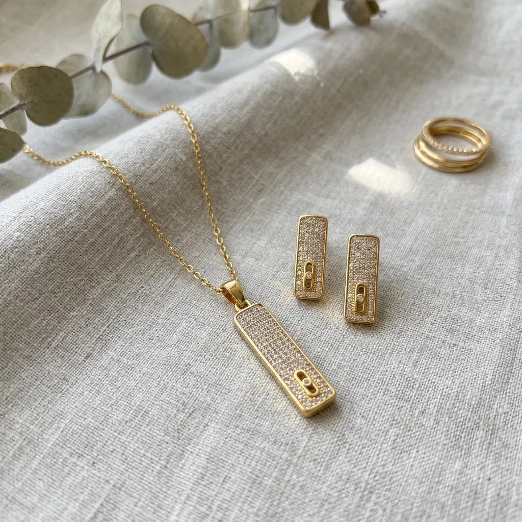 Parure Collier et Boucles d'Oreilles Dorés – Pendentif Barre Pavé & Cristal Coulissant 