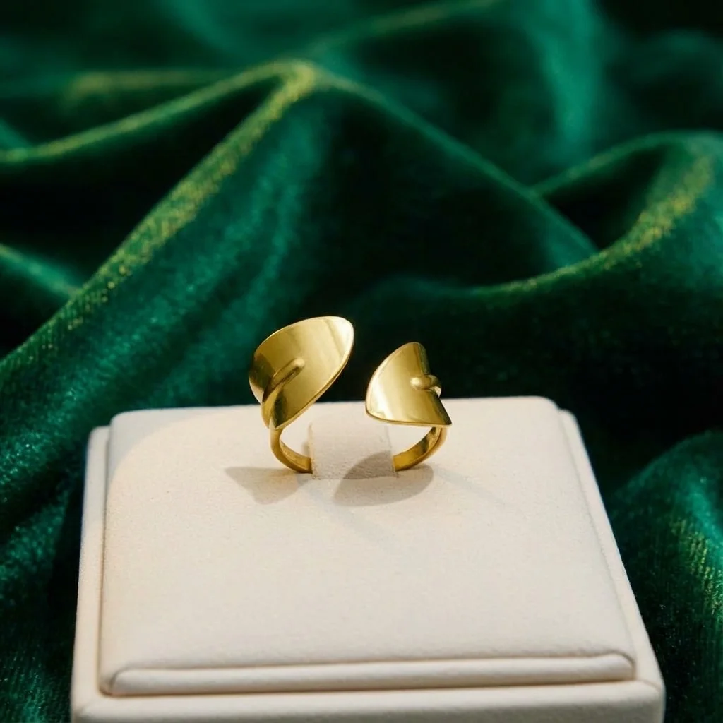Bague Large Ouverte Dorée – Style Feuille Graphique et Épuré