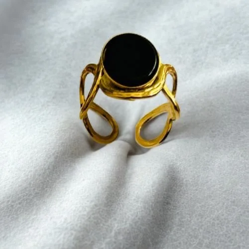 Bague Graphique Dorée – Anneau Ajustable avec Médaillon Noir Intense
