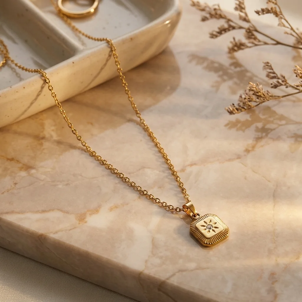 “Bientôt disponible” Collier Médaille Rectangulaire 