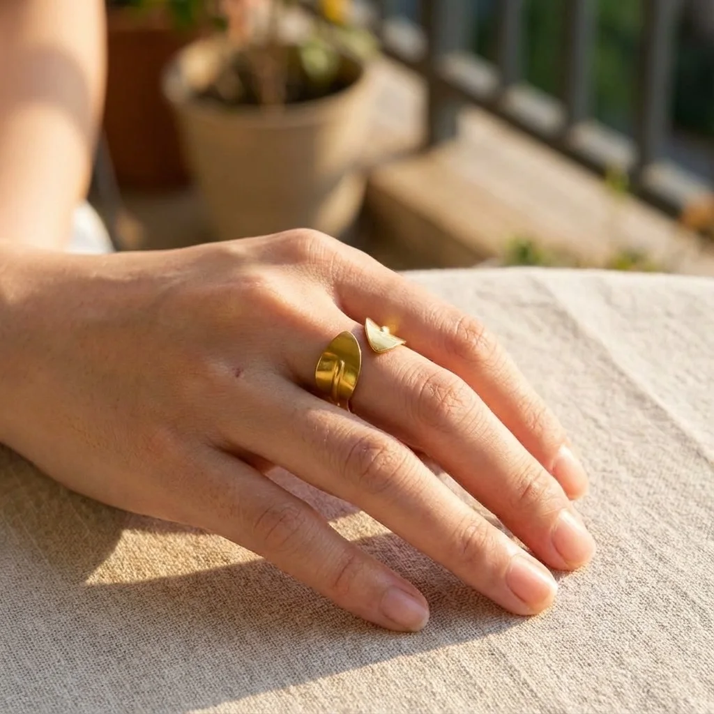 Bague Large Ouverte Dorée – Style Feuille Graphique et Épuré