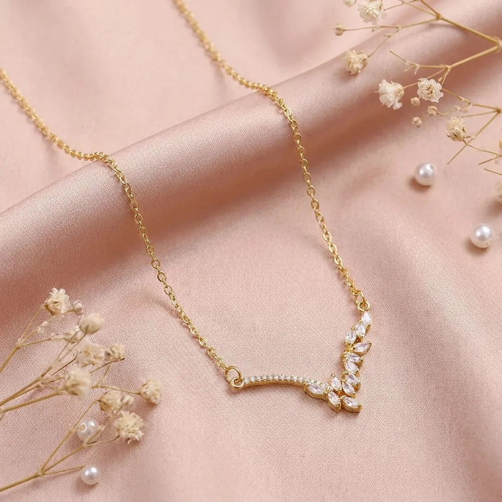 Collier Délicat en V pour Femme – Chaîne Dorée avec Feuillage en Cristaux Navette