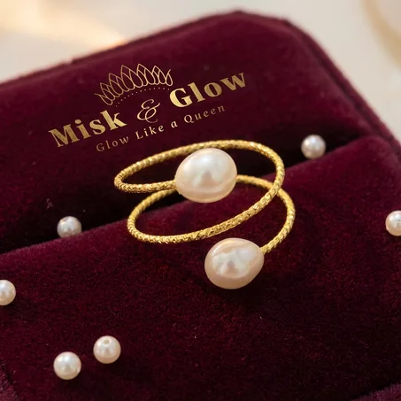 خاتم  مطلي بالذهب عيار 18 مزين بلؤلؤتين – أناقة خالدة ولمسة أنثوية