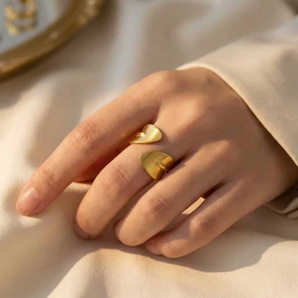 Bague Large Ouverte Dorée – Style Feuille Graphique et Épuré