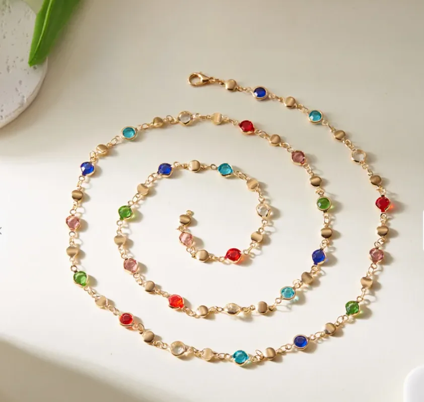 Collier doré avec perles facettées multicolores