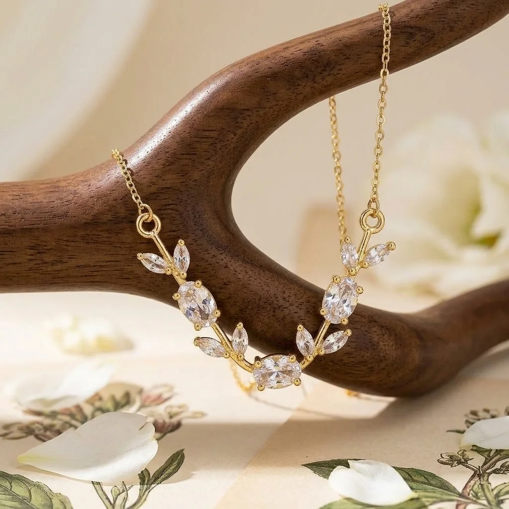 Collier Rameau Floral Doré – Motif Guirlande de Feuilles Cristallines & Pierres Facettées