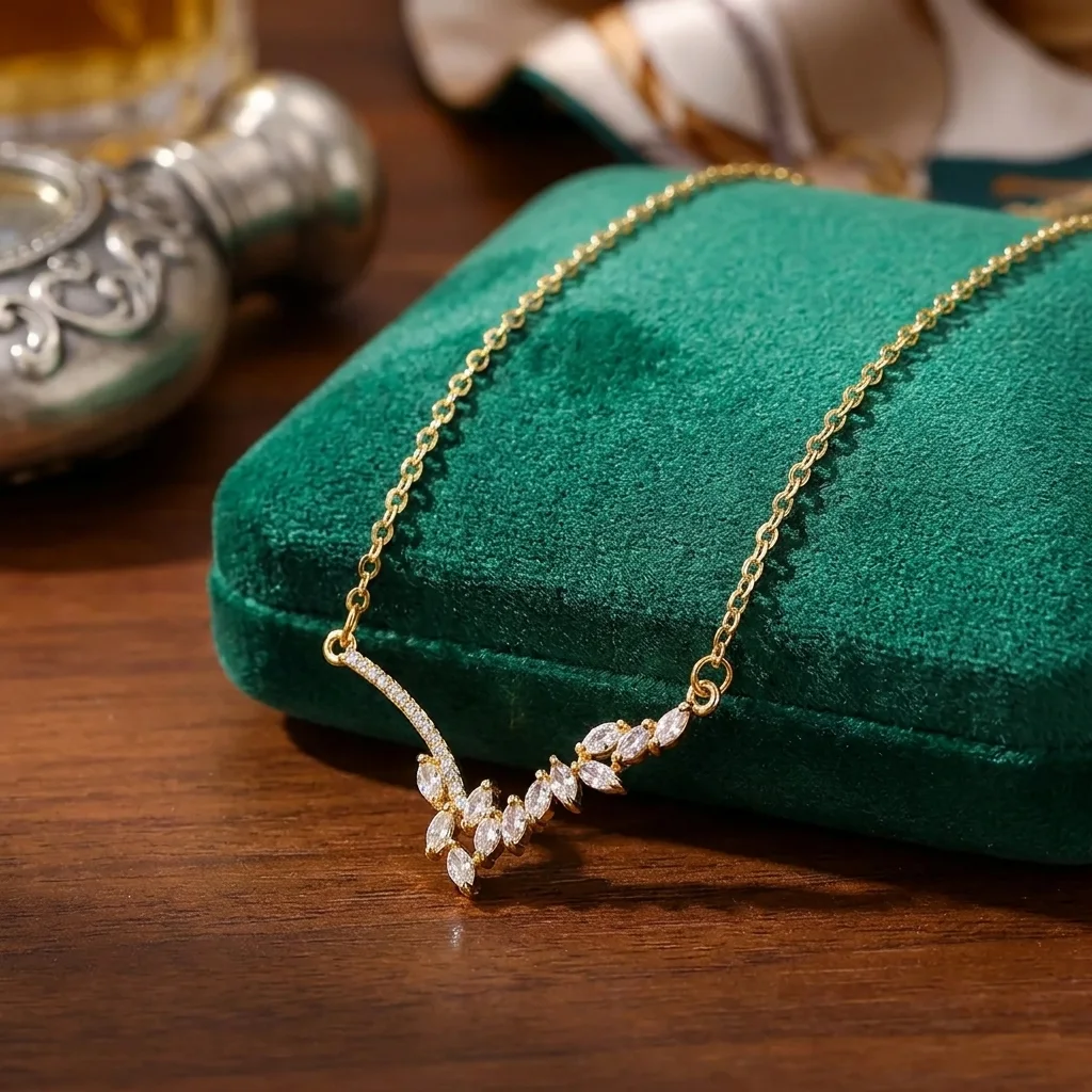 Collier Délicat en V pour Femme – Chaîne Dorée avec Feuillage en Cristaux Navette