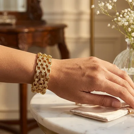 ثلاثية ذهبية – تناغم الضوء والحرفية في طقم فاخر