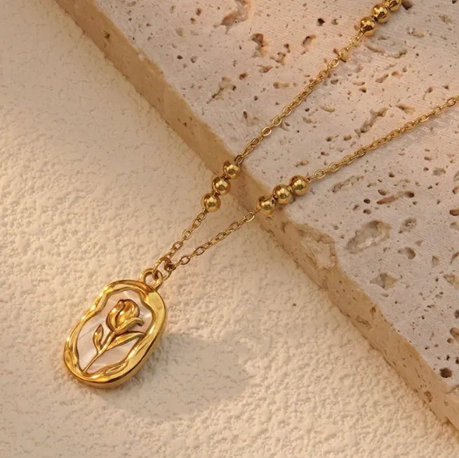 “Bientôt disponible” Collier Médaille Organique 