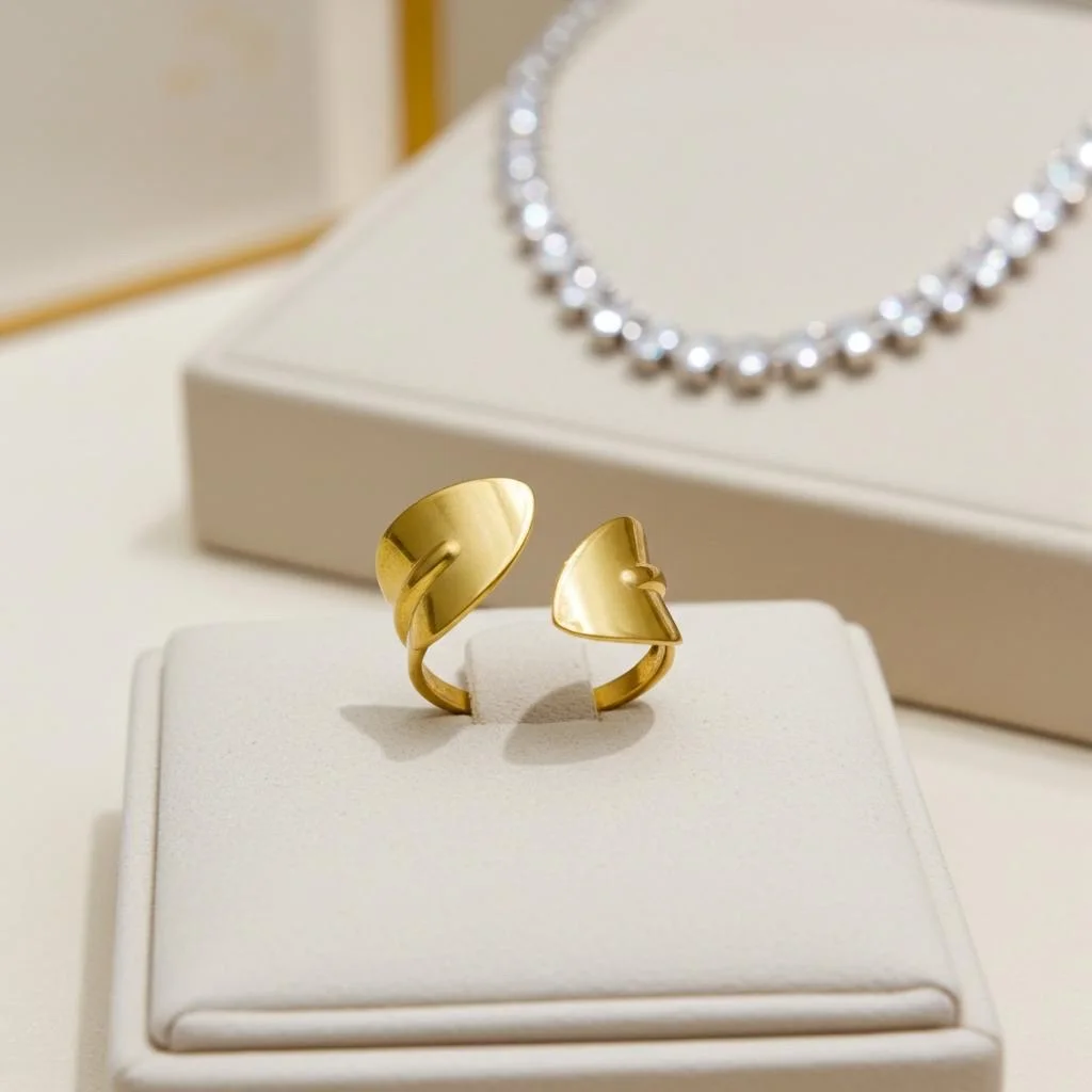 Bague Large Ouverte Dorée – Style Feuille Graphique et Épuré
