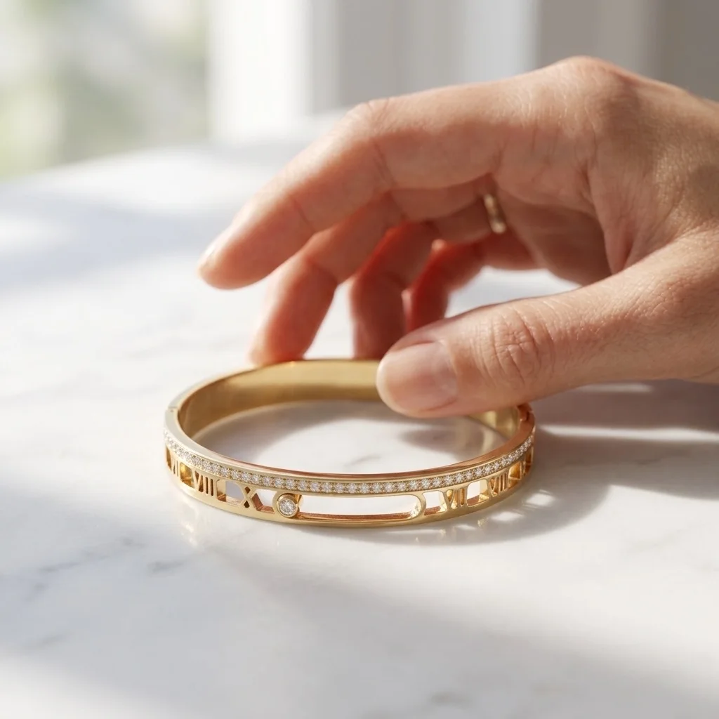 Jonc Rigide Doré Haute Qualité – Design Horlogerie Chic avec Strass Central