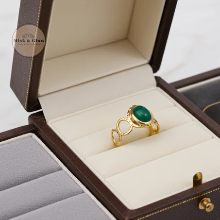 خاتم ذهبي بحجر أخضر فاخر – إشراقة أنيقة من Misk & Glow
