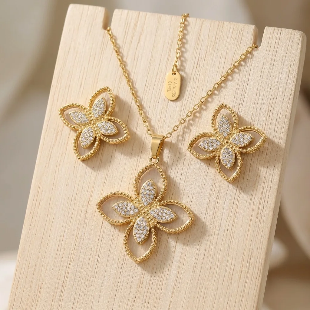 Parure Collier et Boucles d'Oreilles Dorés – Motif Fleur Trèfle Stylisé en Perles de Métal & Strass