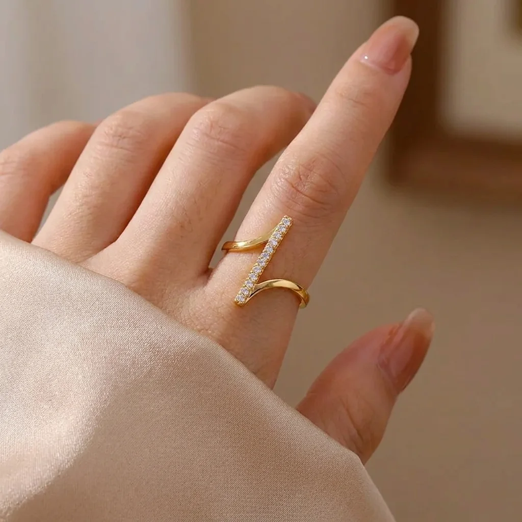 Bague Ajustable Géométrique Dorée – Design Asymétrique en Z avec Barre de Strass