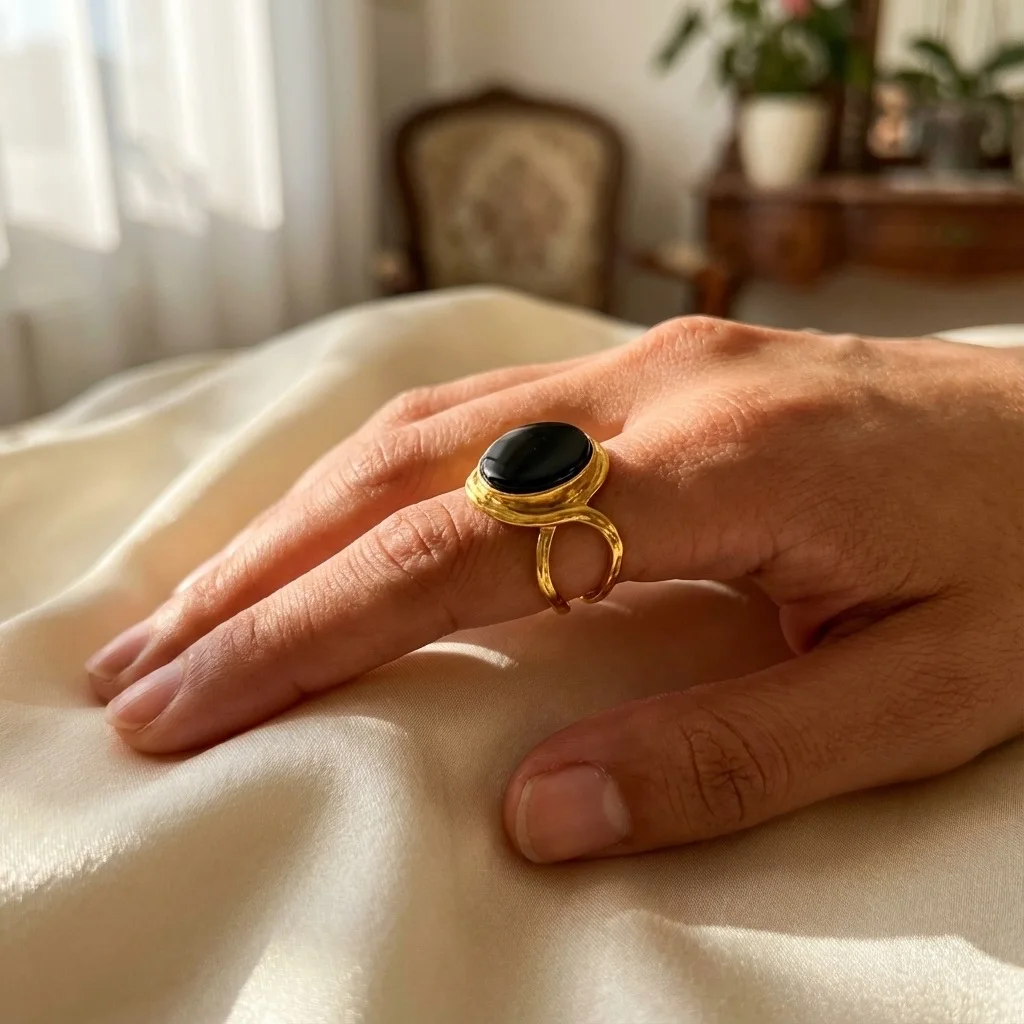 Bague Graphique Dorée – Anneau Ajustable avec Médaillon Noir Intense