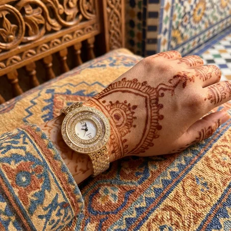 ساعة فاخرة مطلية بالذهب 18k– تصميم ملكي ولمسة من اللؤلؤ واللمعان