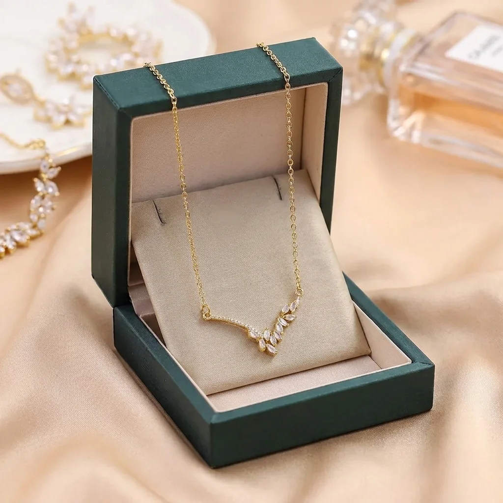 Collier Délicat en V pour Femme – Chaîne Dorée avec Feuillage en Cristaux Navette