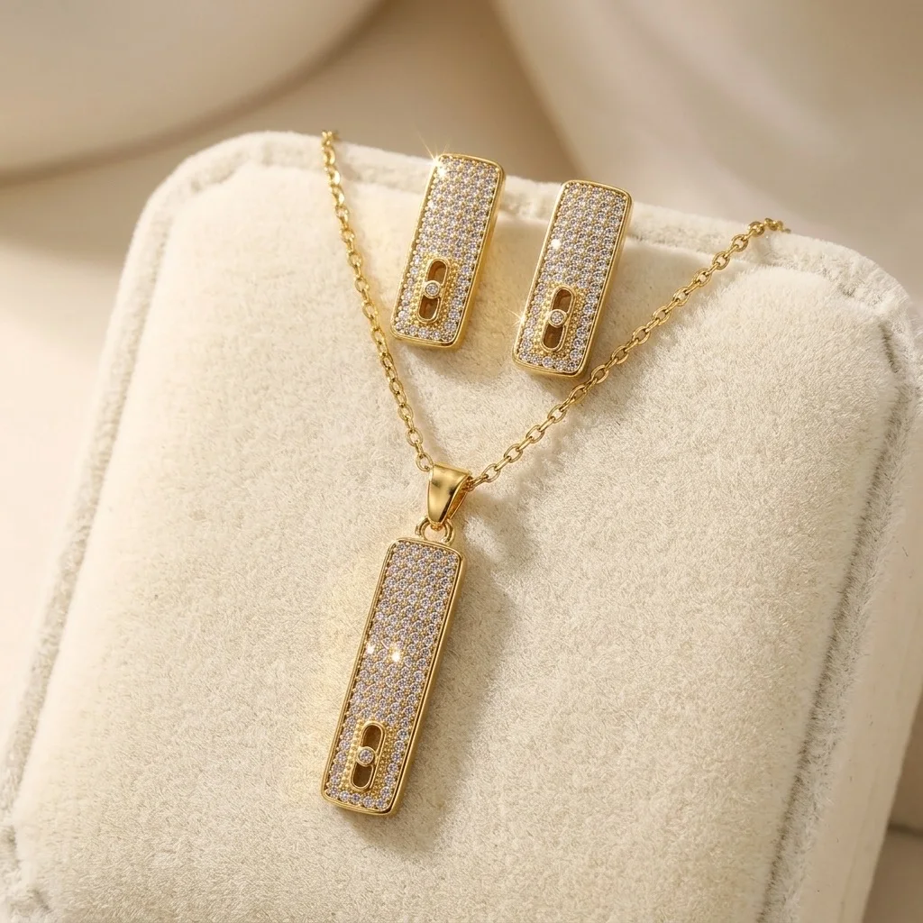 Parure Collier et Boucles d'Oreilles Dorés – Pendentif Barre Pavé & Cristal Coulissant 