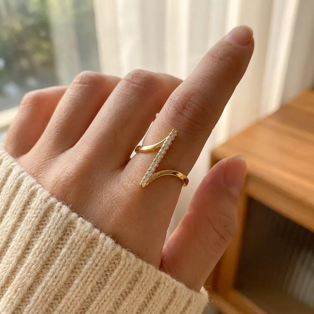 Bague Ajustable Géométrique Dorée – Design Asymétrique en Z avec Barre de Strass