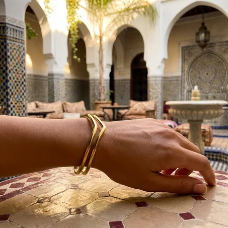 سوار ذهبي مزدوج التصميم – انسيابية عصرية