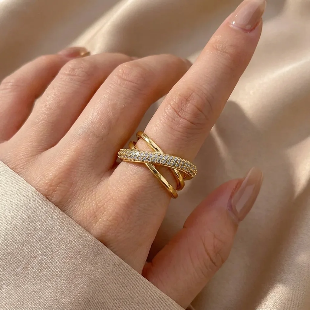 Bague Ajustable Multi-Rangs Dorée – Anneaux Croisés et Pavage Strass pour Femme
