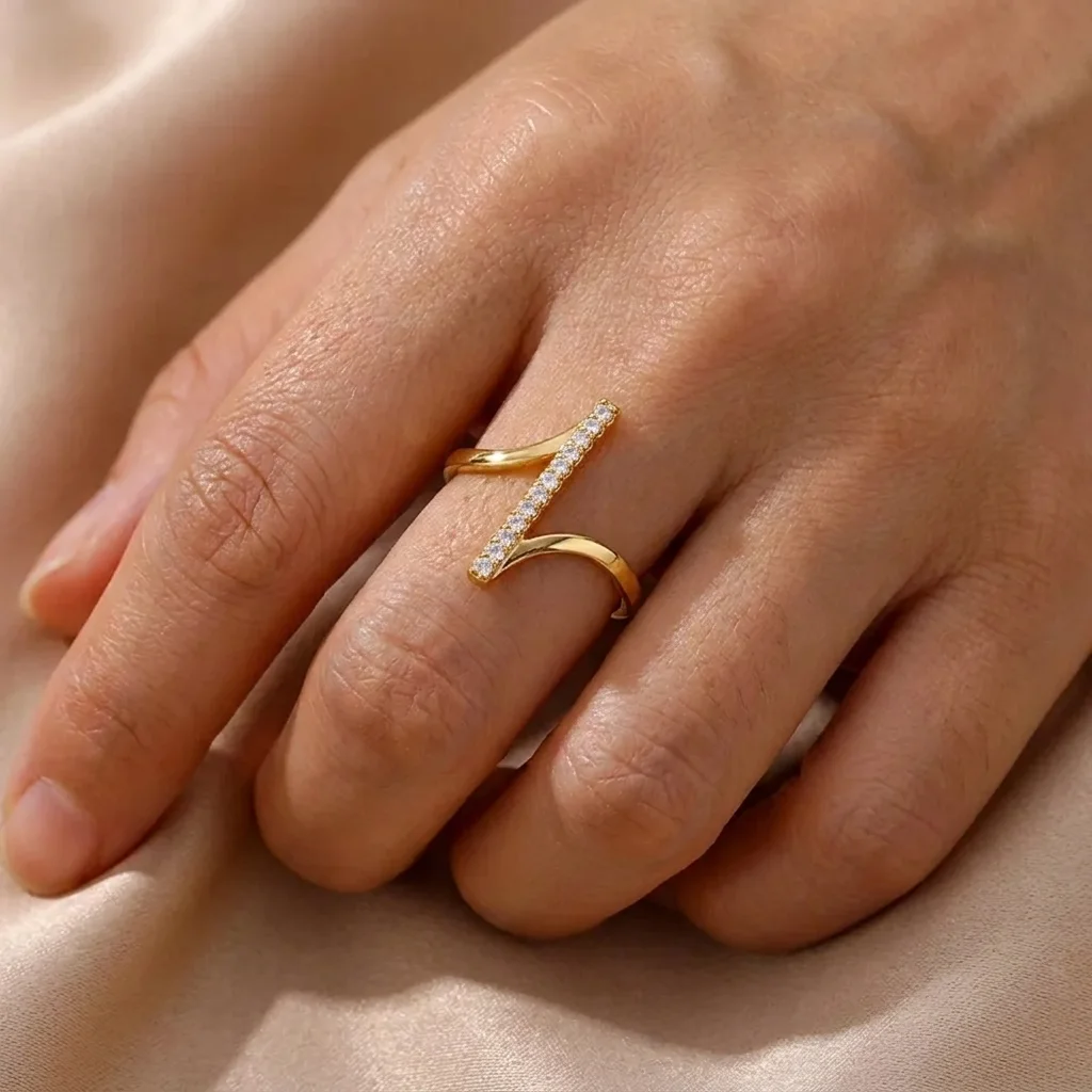 Bague Ajustable Géométrique Dorée – Design Asymétrique en Z avec Barre de Strass
