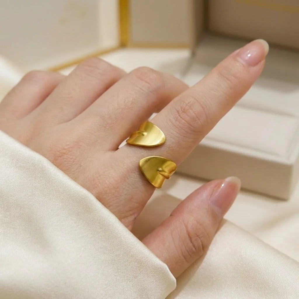 Bague Large Ouverte Dorée – Style Feuille Graphique et Épuré