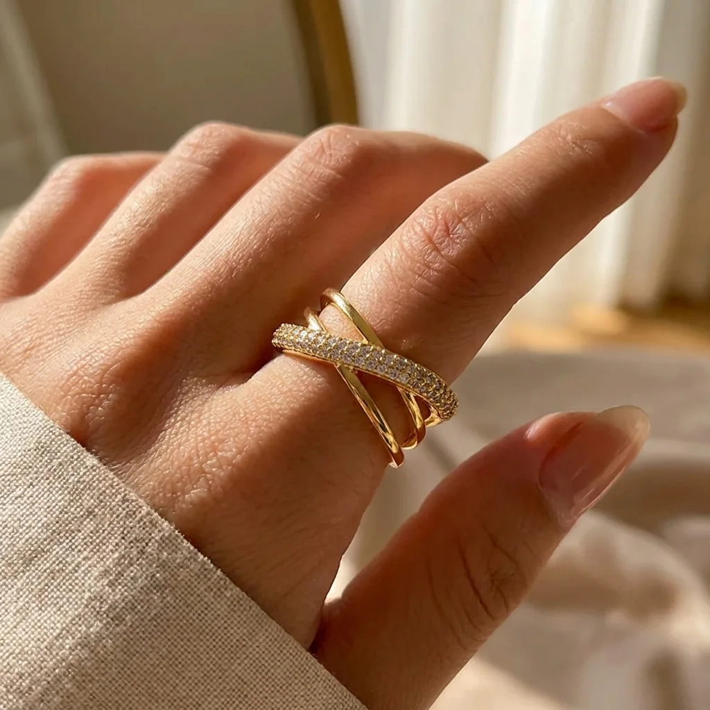 Bague Ajustable Multi-Rangs Dorée – Anneaux Croisés et Pavage Strass pour Femme
