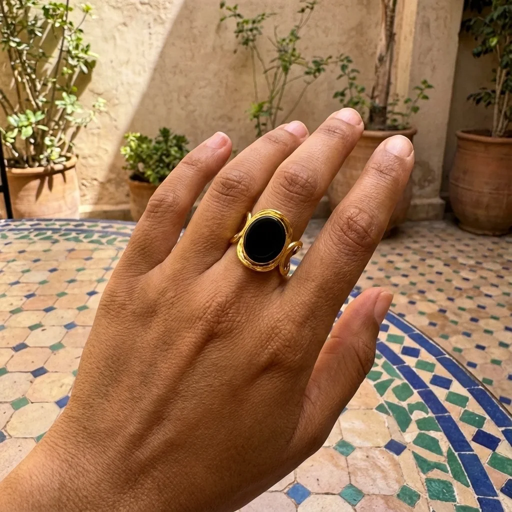 Bague Graphique Dorée – Anneau Ajustable avec Médaillon Noir Intense