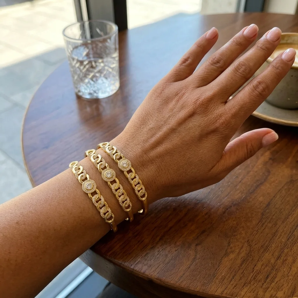 Pack de 3 Bracelets Joncs Dorés – Ensemble Stacking Médaillon Central & Maillons Strass